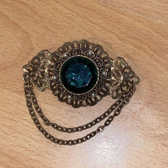 Large Vintage Brooch with Green Stone and Pearls - Picture 3 of 8